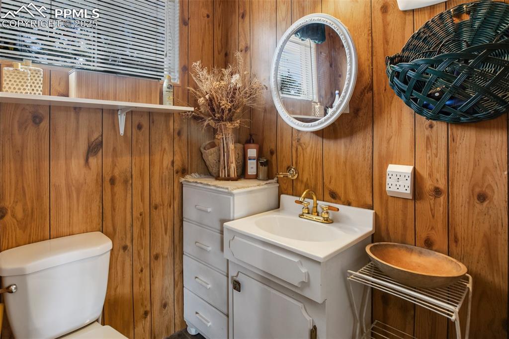 Image 17 of 47: Bathroom