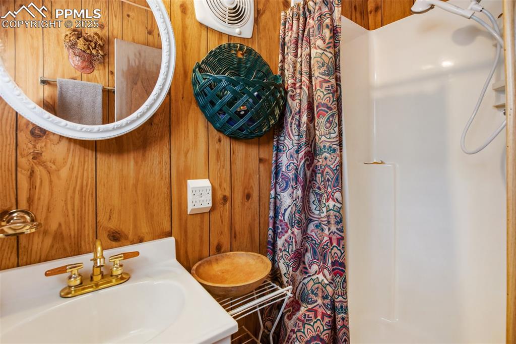 Image 18 of 47: Bathroom