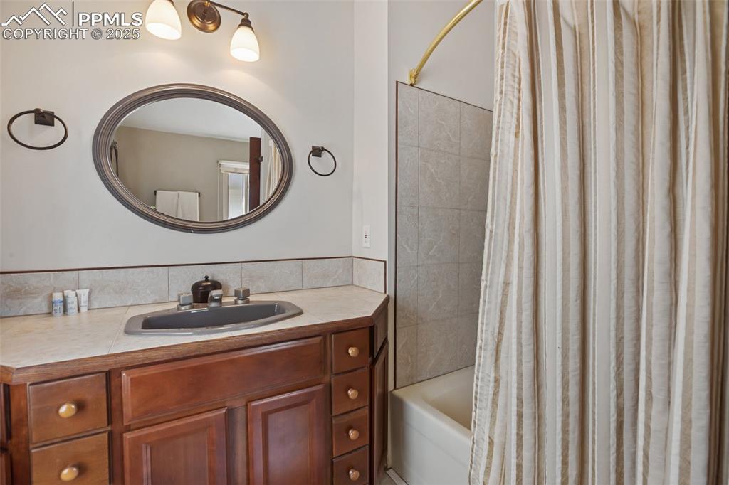 Image 26 of 47: Bathroom