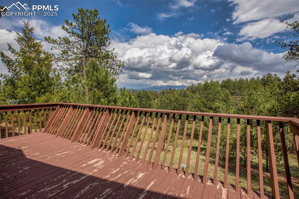 Image 32 of 47: Deck