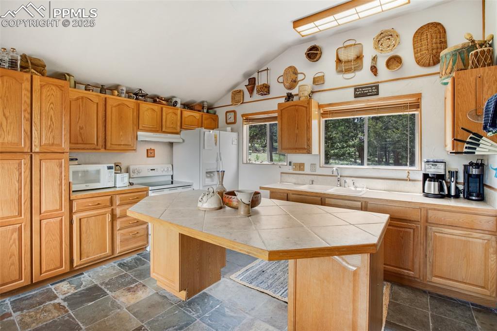 Image 7 of 47: Kitchen