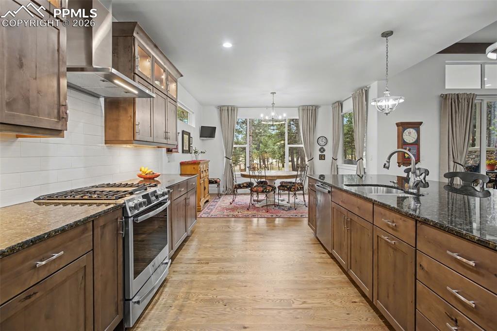 Image 10 of 41: Kitchen