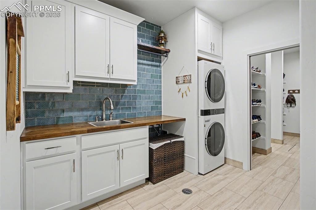 Image 19 of 41: Custom laundry room