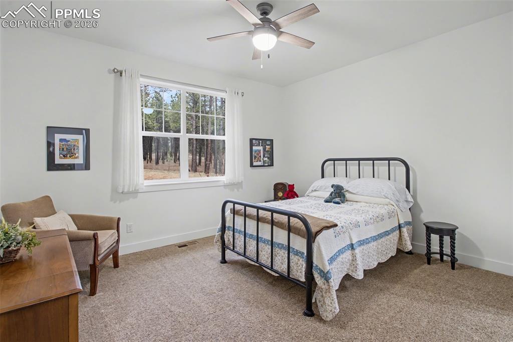 Image 23 of 41: Secondary bedroom