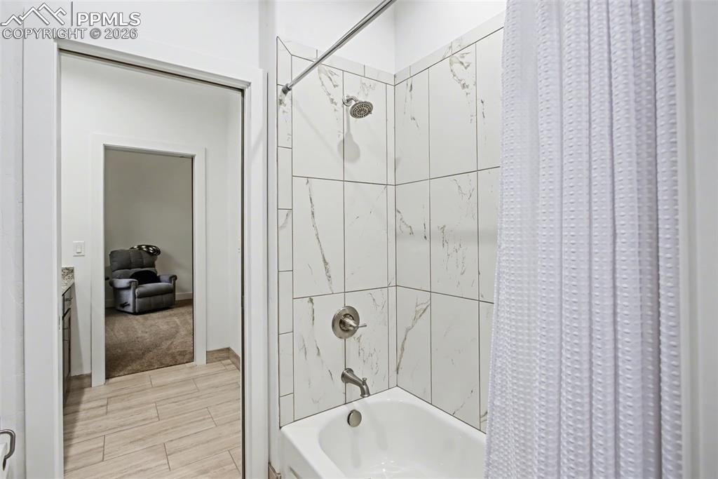 Image 26 of 41: Bathroom