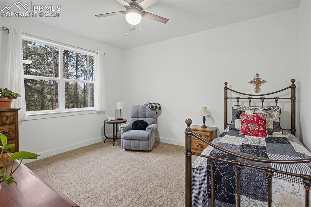 Image 27 of 41: Secondary bedroom