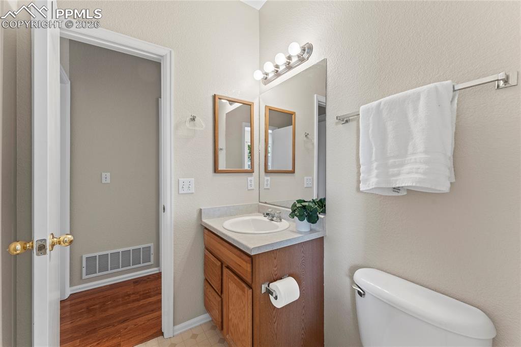 Image 21 of 47: Bathroom