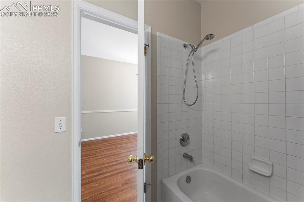 Image 22 of 47: Bathroom