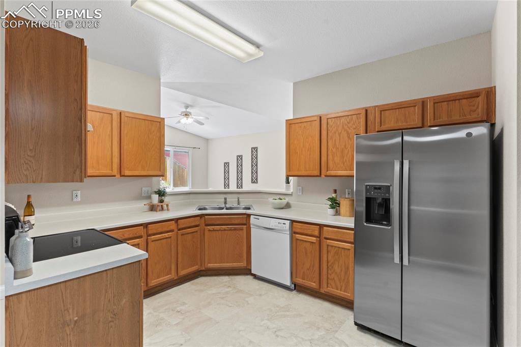 Image 29 of 47: Kitchen