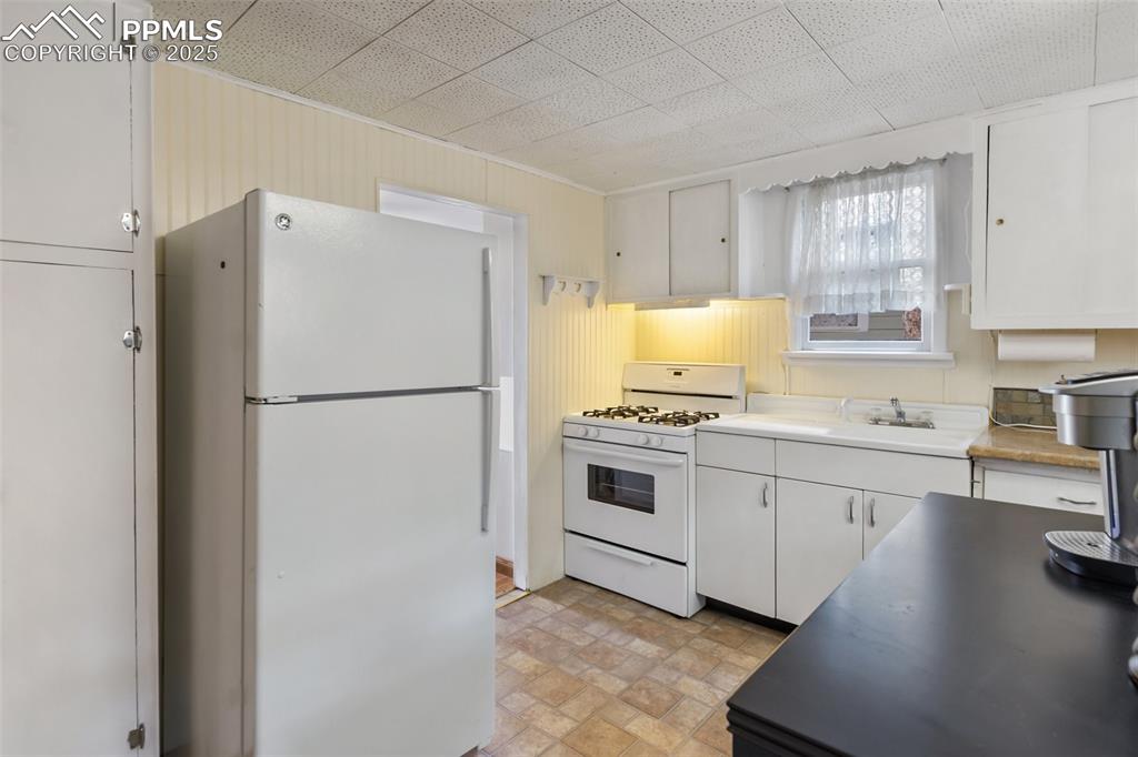 Image 16 of 26: Kitchen