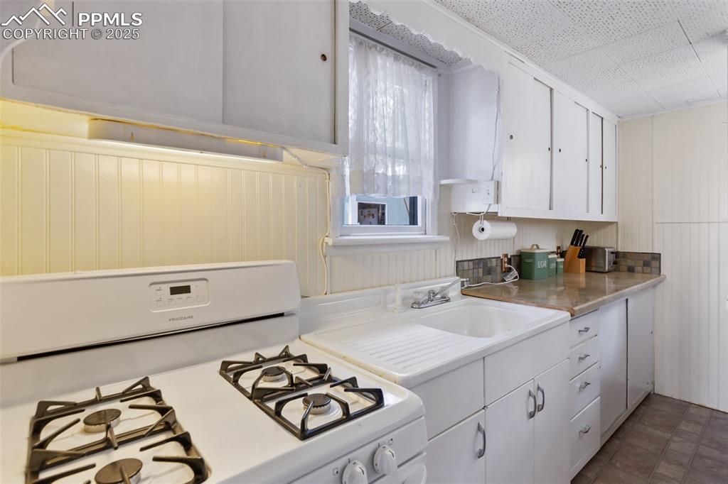 Image 17 of 26: Kitchen