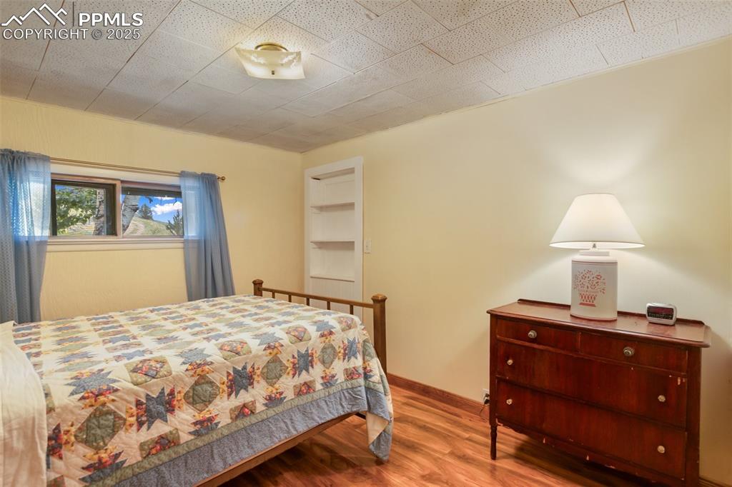 Image 21 of 26: Bedroom