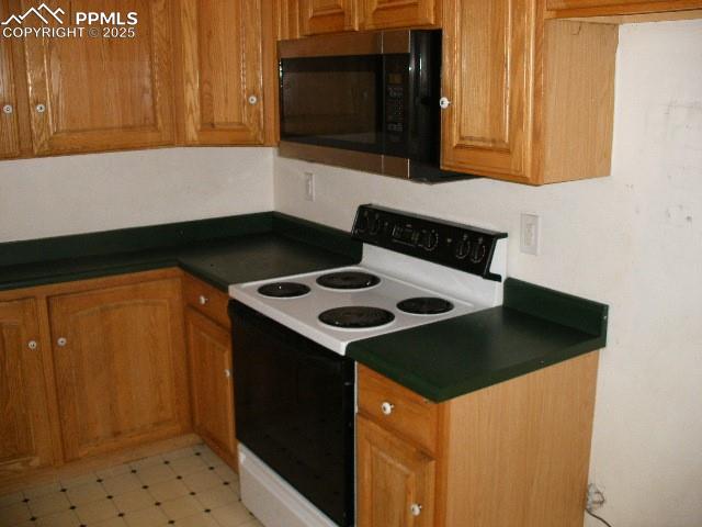 Image 9 of 35: Kitchen