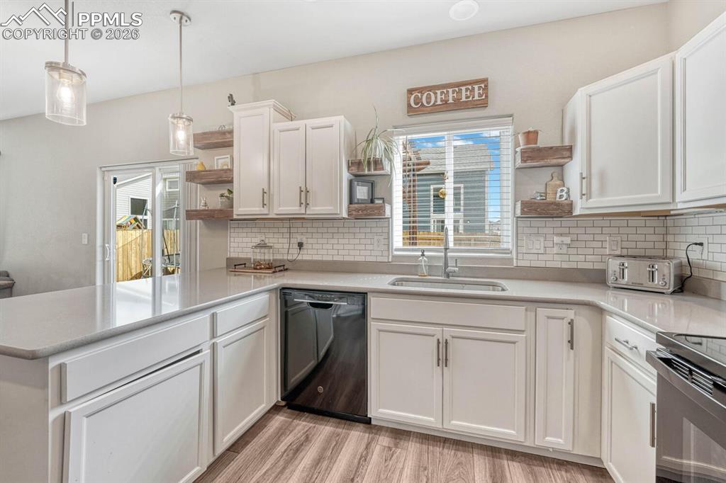 Image 11 of 29: Kitchen