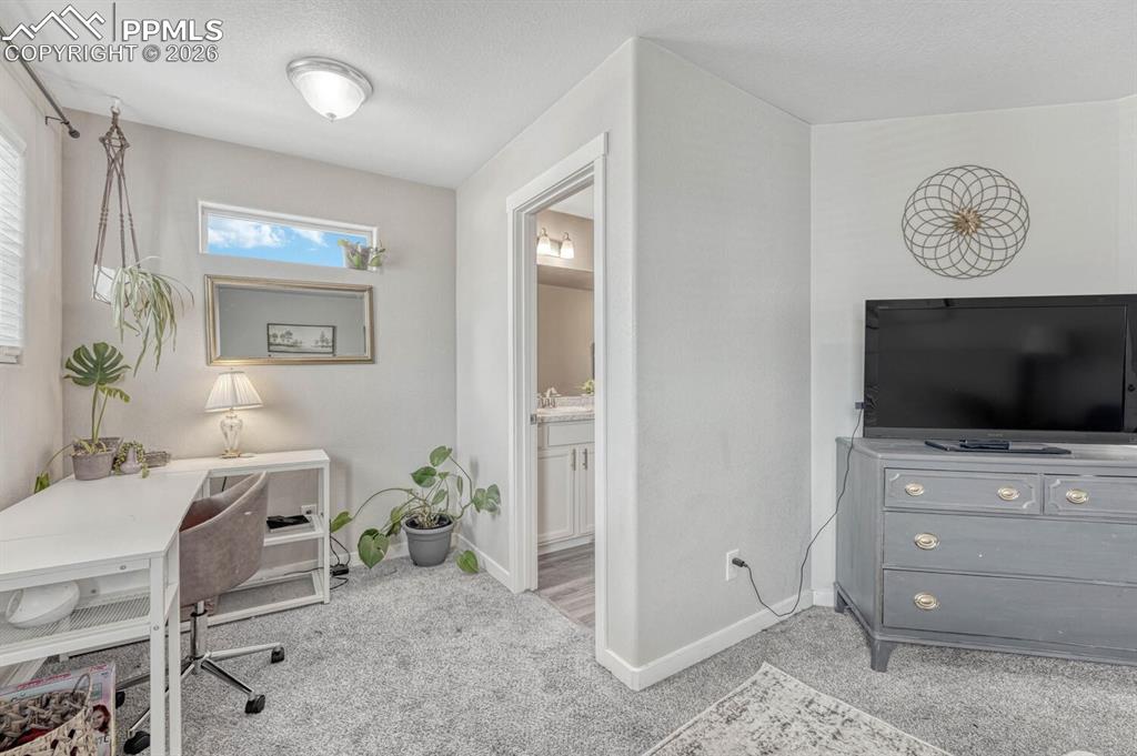 Image 17 of 29: Office