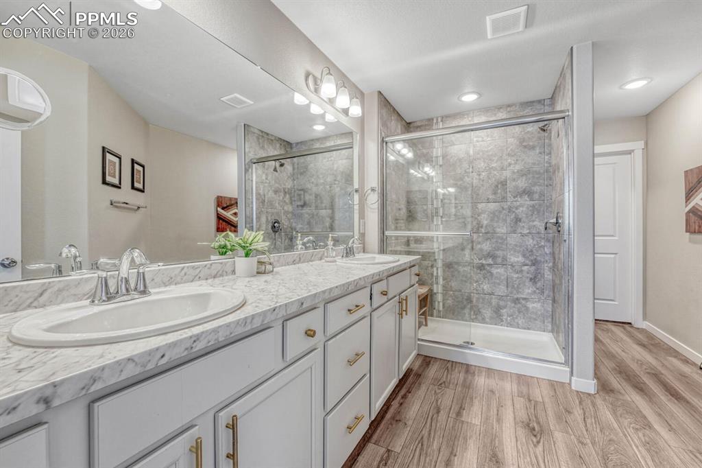 Image 18 of 29: Bathroom