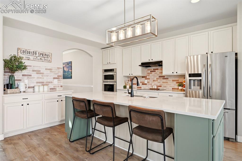 Image 10 of 50: Kitchen