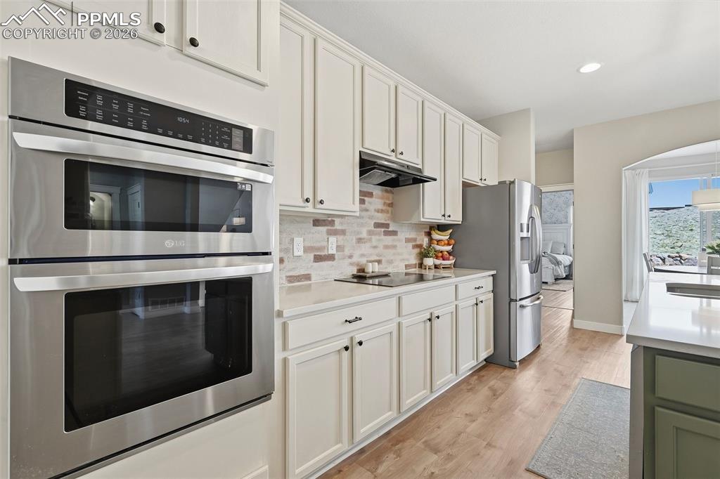 Image 12 of 50: Kitchen