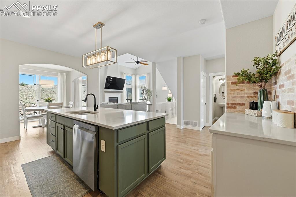 Image 13 of 50: Kitchen