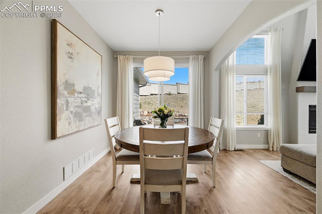 Image 14 of 50: Dining Area