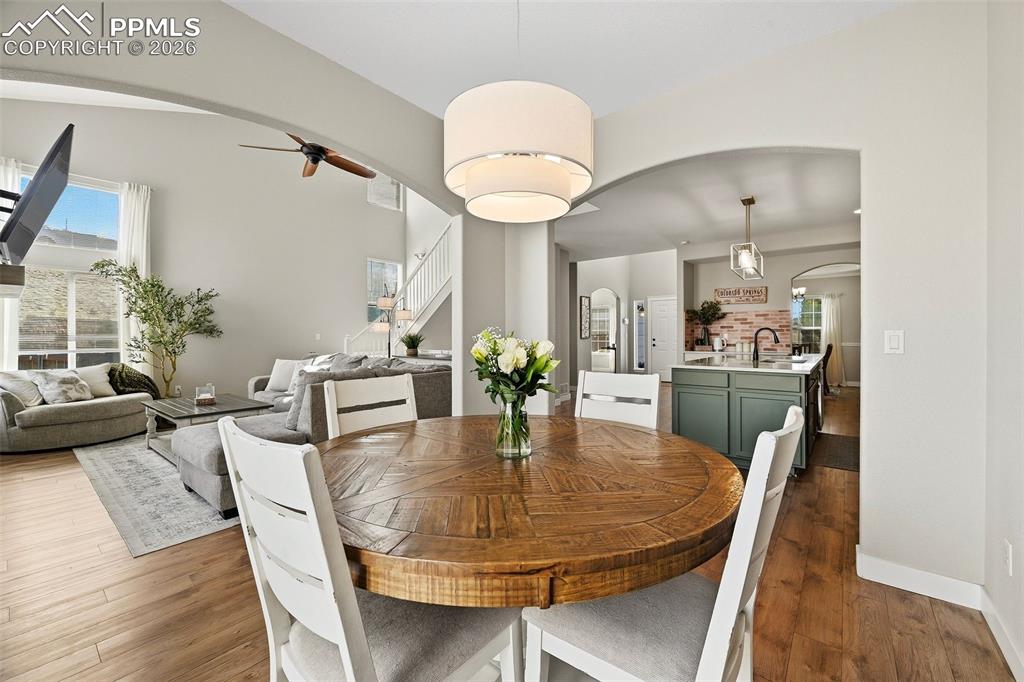 Image 15 of 50: Dining Area