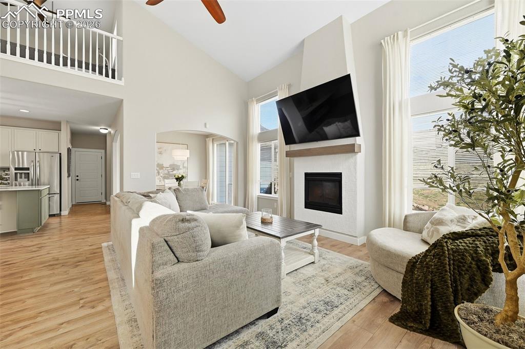 Image 18 of 50: Living Room