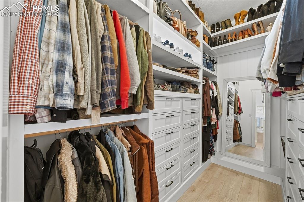 Image 23 of 50: Walk-In Closets