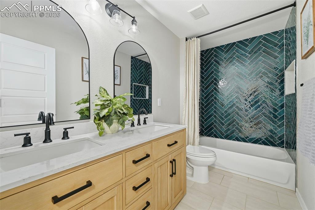 Image 28 of 50: Bathroom