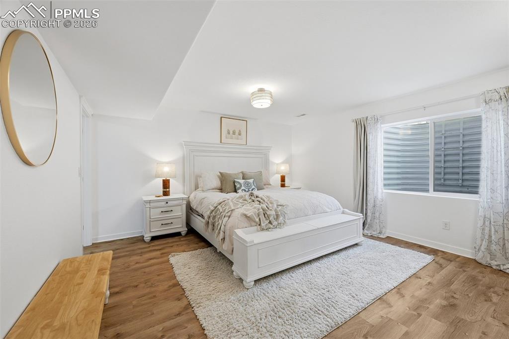 Image 37 of 50: Bedroom