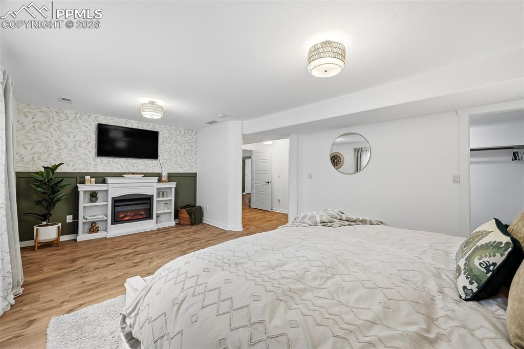 Image 38 of 50: Bedroom