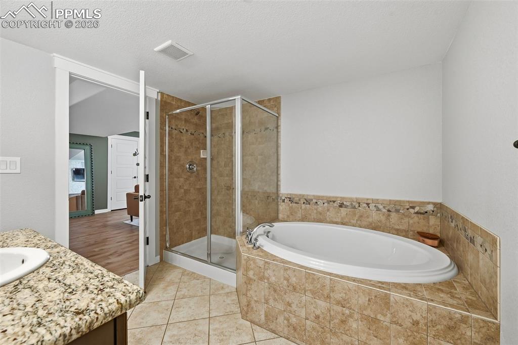 Image 39 of 50: Bathroom