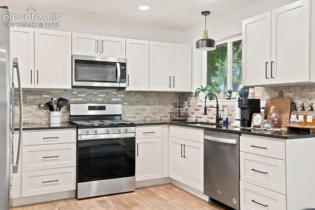 Image 10 of 45: Kitchen