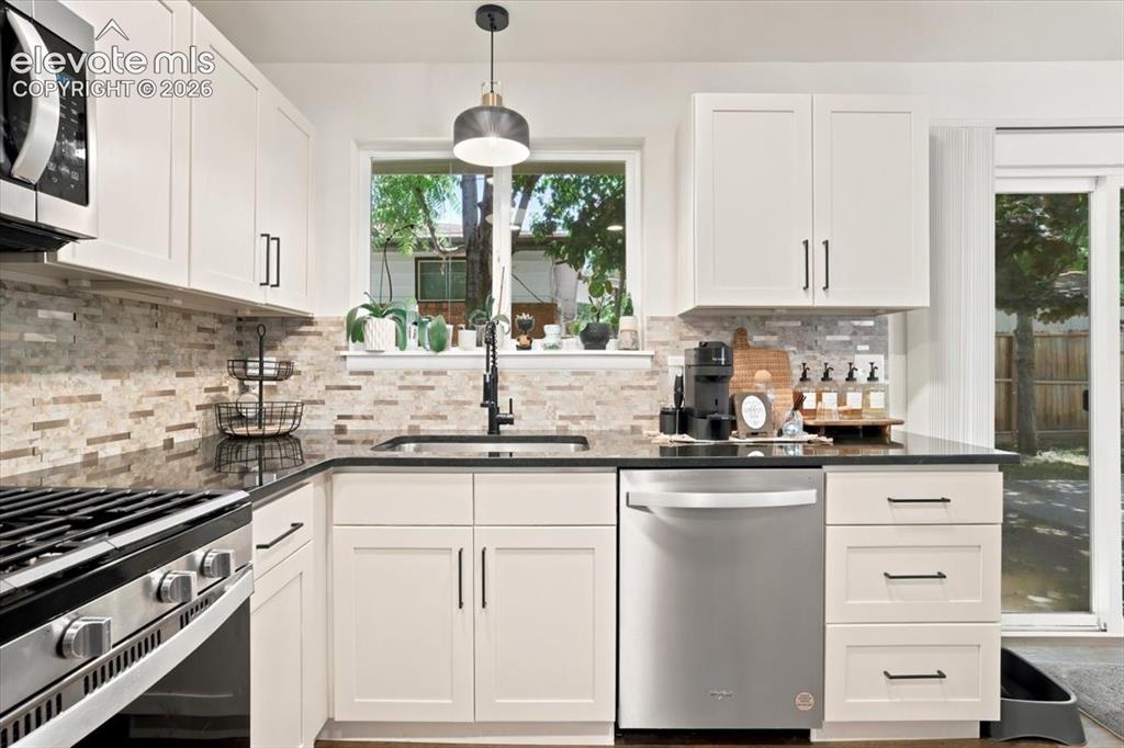 Image 14 of 45: Kitchen