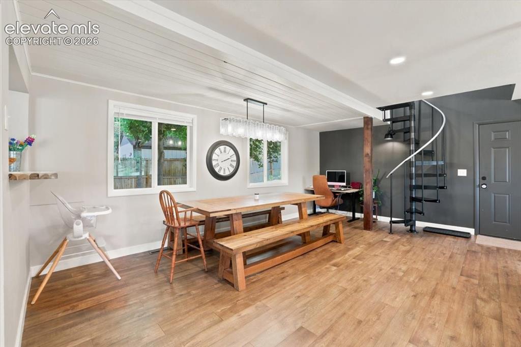 Image 16 of 45: Dining Area