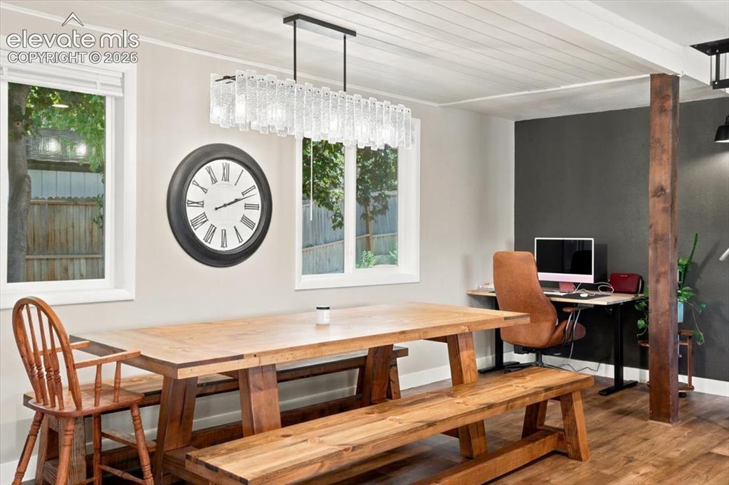 Image 17 of 45: Dining Area