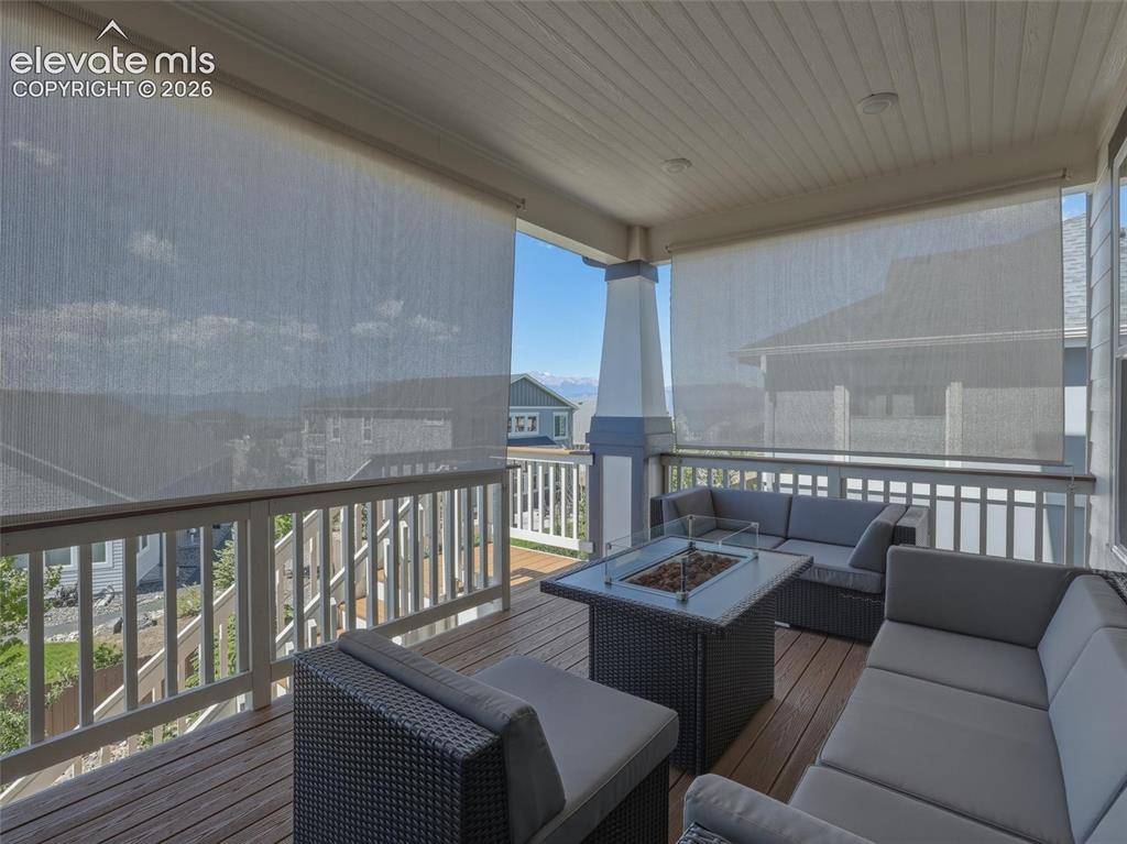 Image 16 of 50: Deck