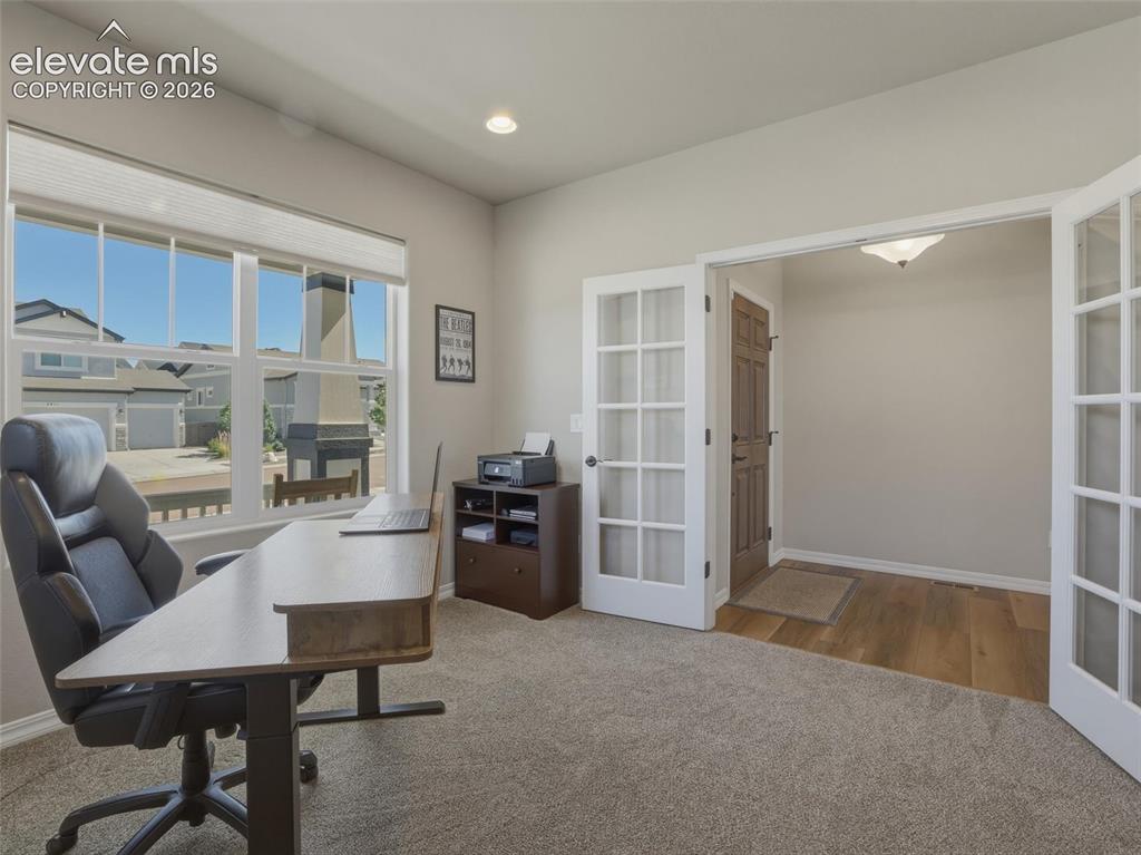 Image 19 of 50: Office