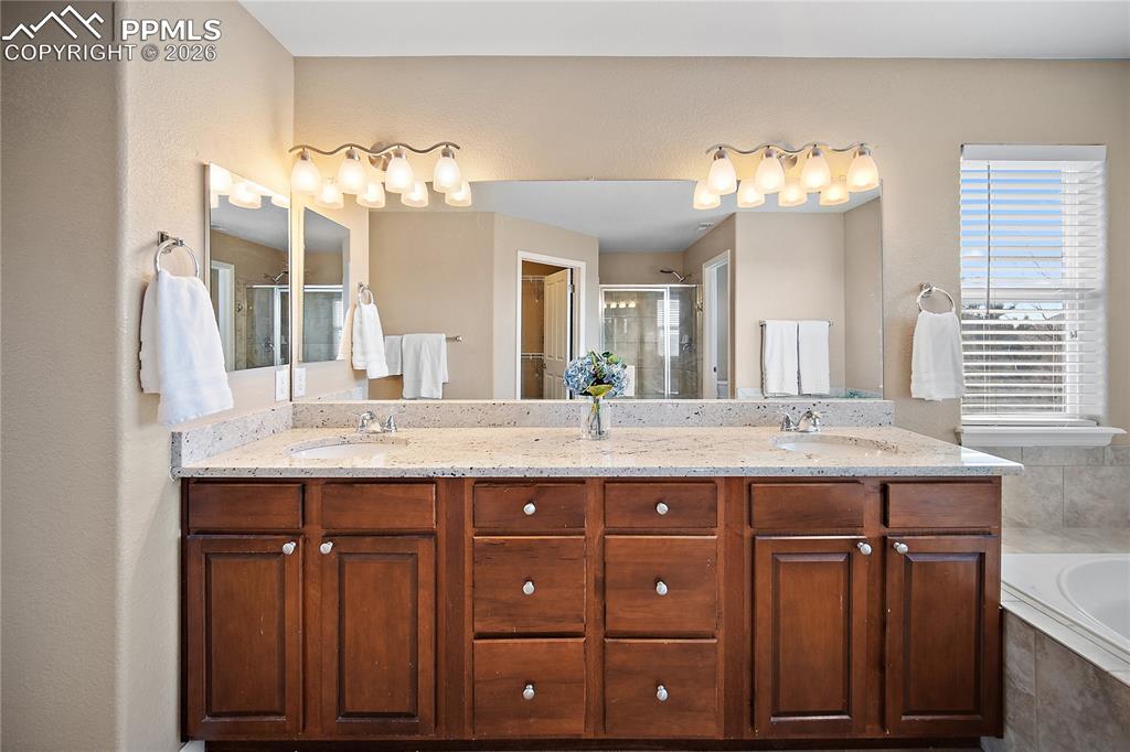 Image 30 of 48: Double vanity