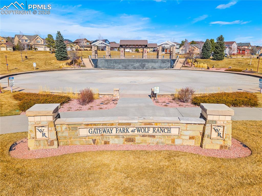 Image 43 of 48: Just minutes to Gateway park. 