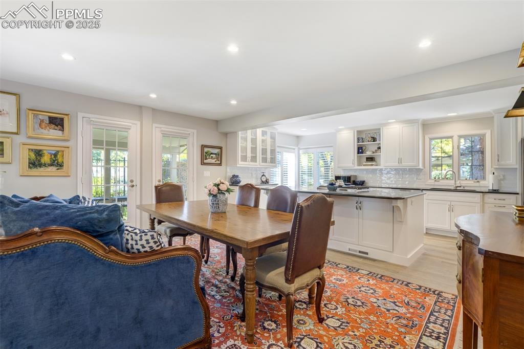 Image 14 of 50: Dining Area