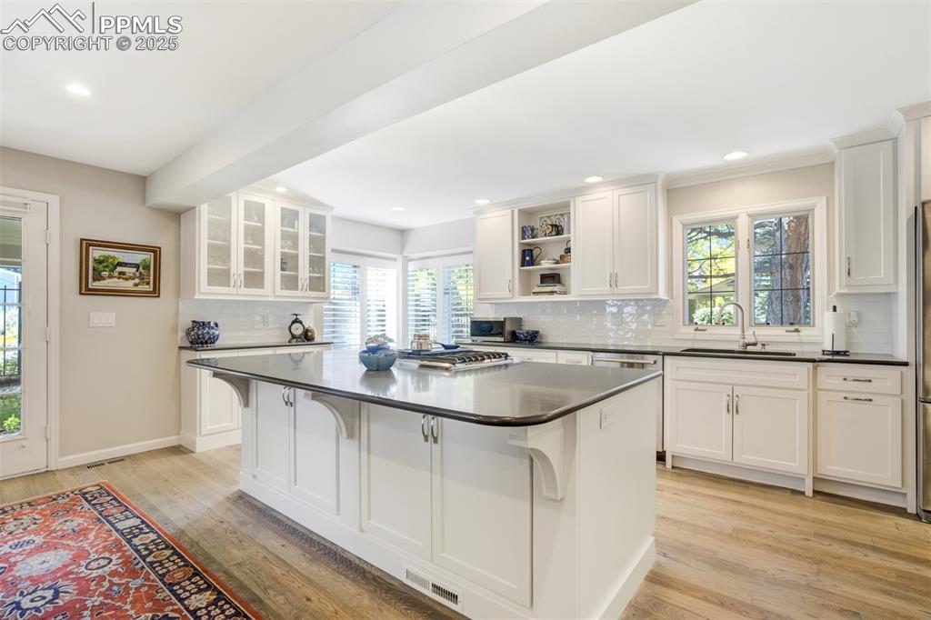 Image 15 of 50: Kitchen