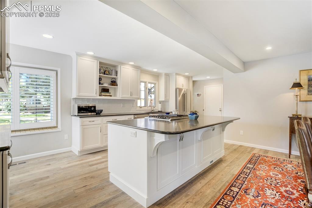 Image 16 of 50: Kitchen