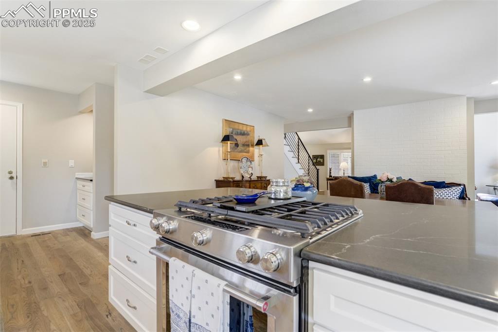 Image 18 of 50: Kitchen