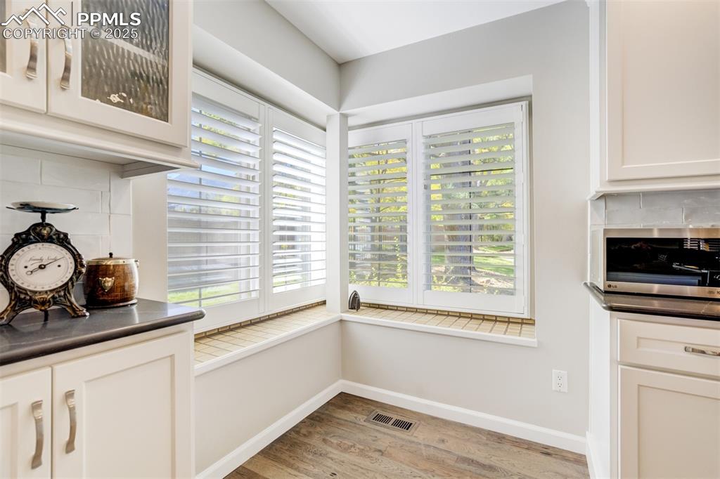 Image 21 of 50: Breakfast Area