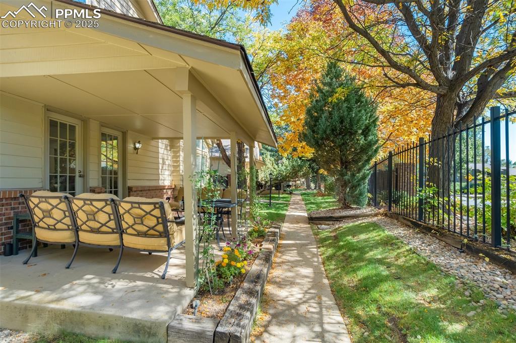 Image 4 of 50: Patio