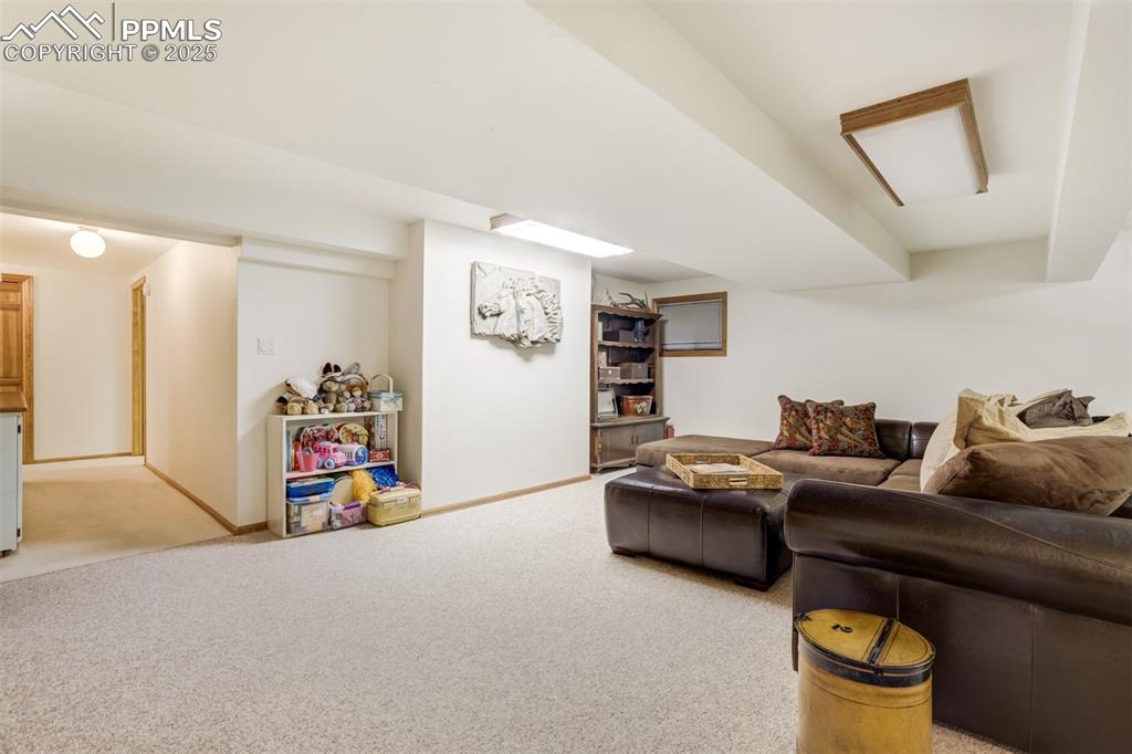 Image 40 of 50: Living Room