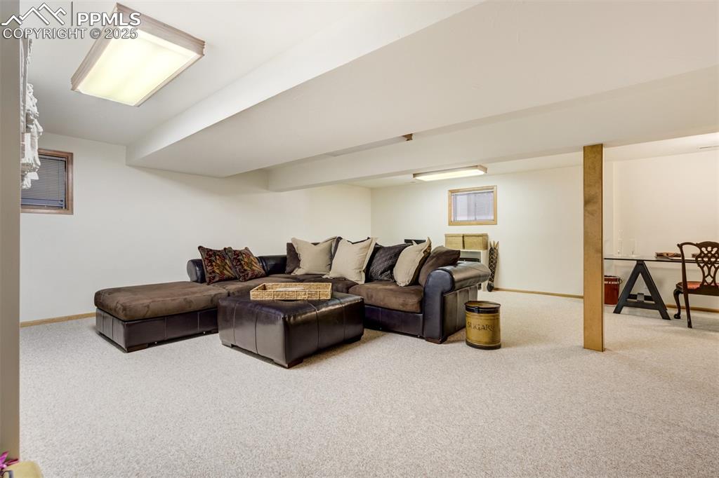 Image 41 of 50: Living Room