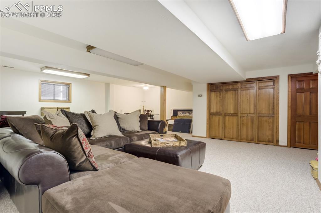 Image 42 of 50: Living Room