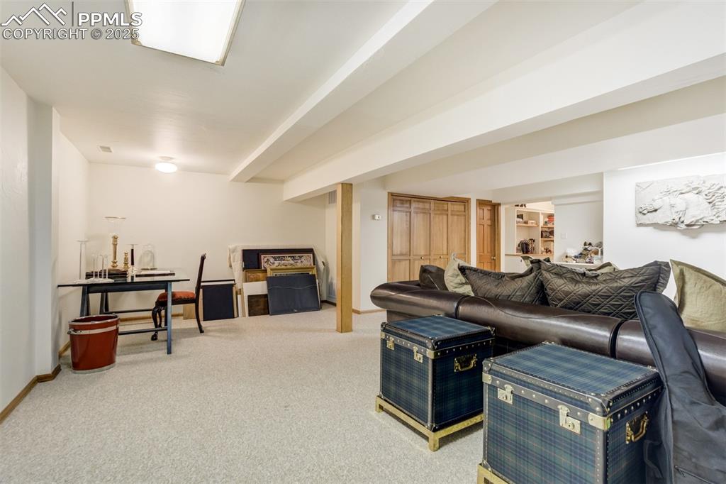 Image 43 of 50: Living Room