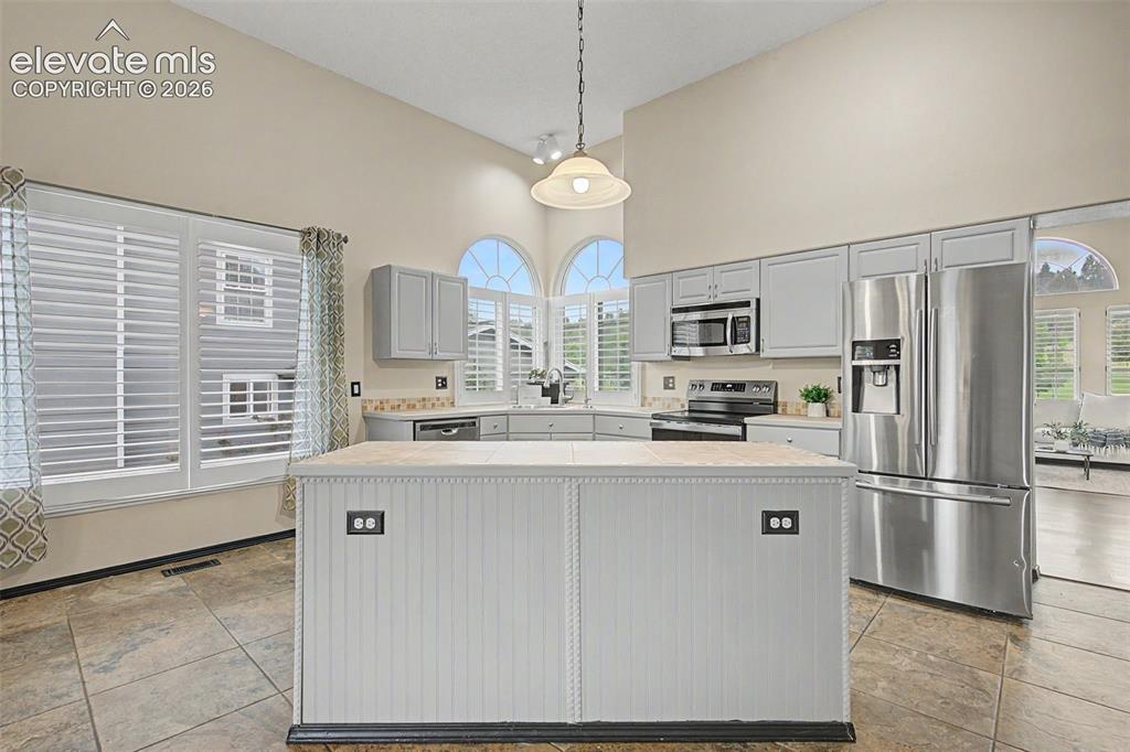 Image 13 of 50: Kitchen